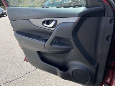 Used 2016 Nissan Rogue SV w/ SV Premium Package AWD/4WD image 18