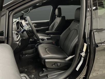 New 2026 Chrysler Pacifica Select w/ S Appearance Package