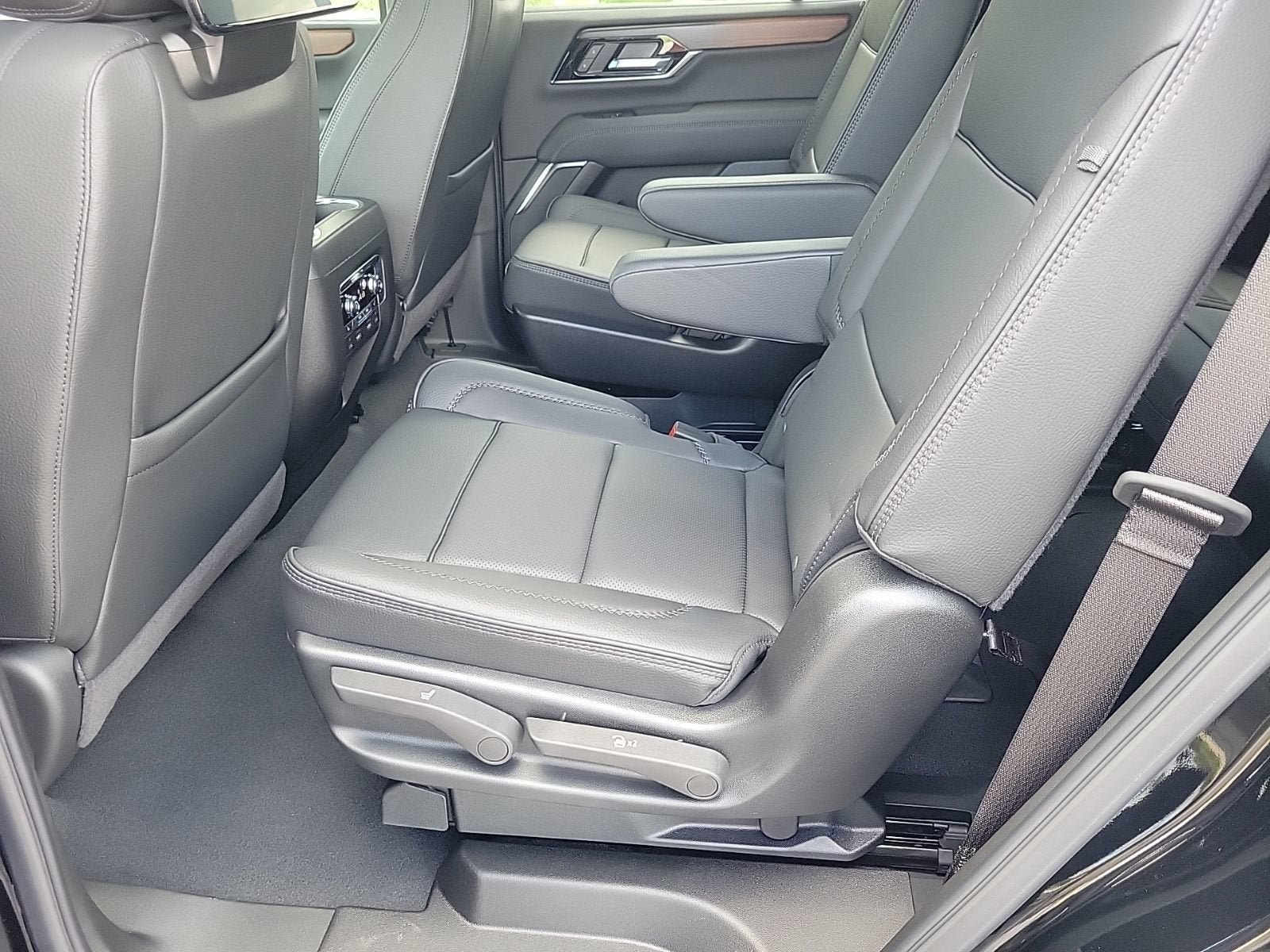 New 2026 GMC Yukon Denali w/ Denali Reserve Package AWD/4WD image 13