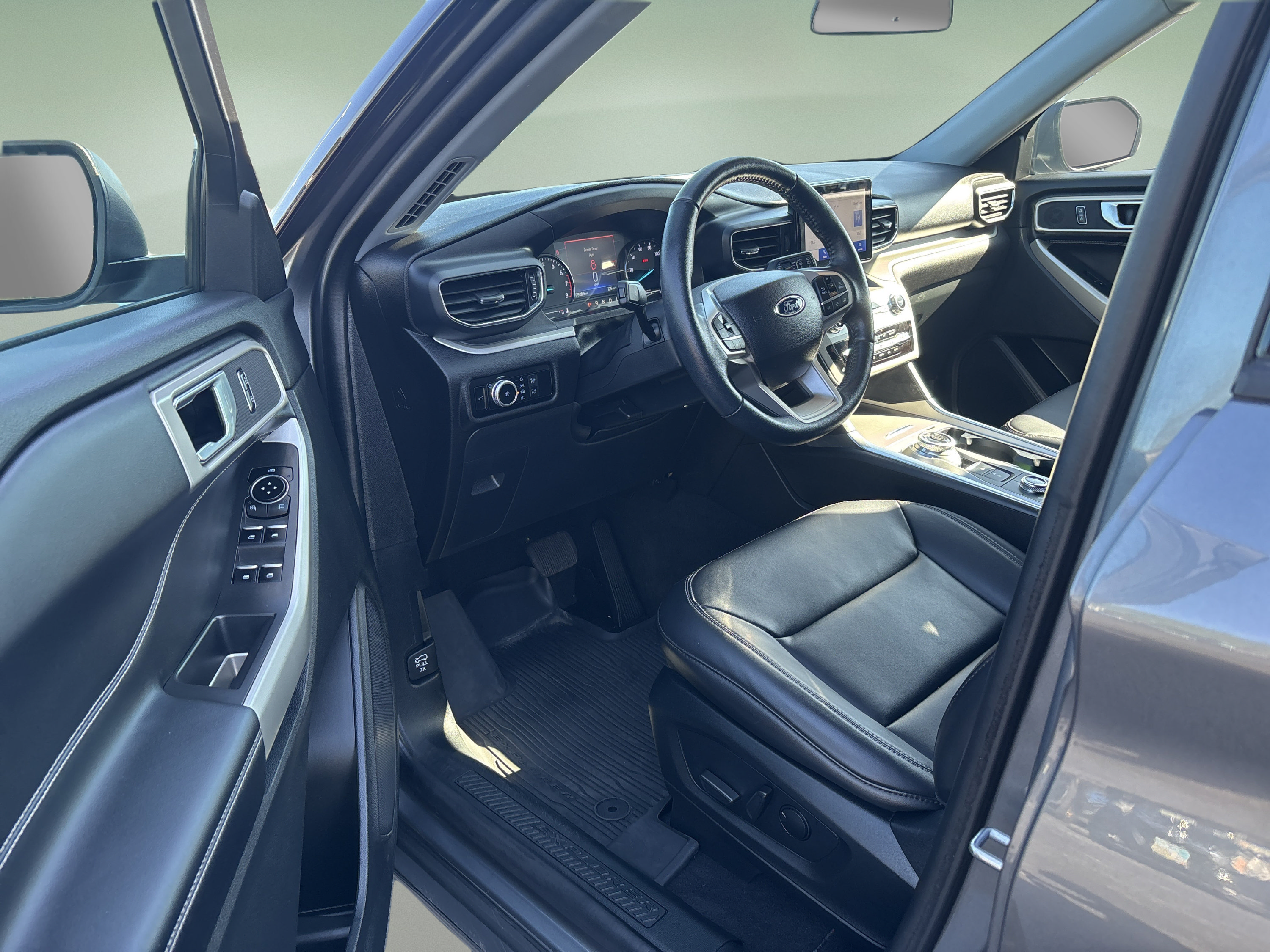 Used 2022 Ford Explorer XLT w/ Equipment Group 202A AWD/4WD image 9