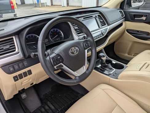 Used 2019 Toyota Highlander SE image 13