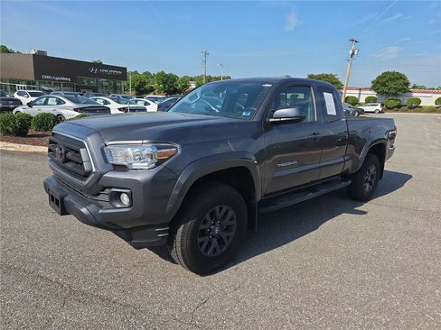Used 2022 Toyota Tacoma SR5 w/ SR5 Appearance Package (SM) AWD/4WD image 9