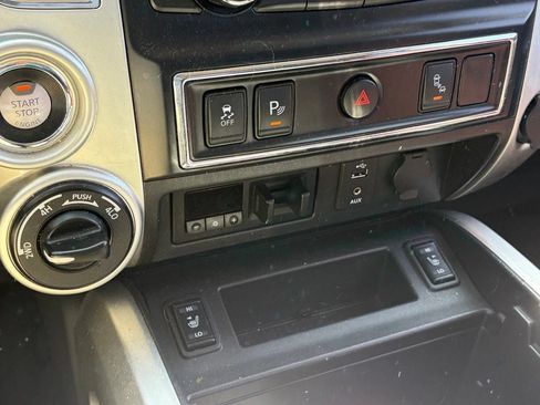 Used 2018 Nissan Titan SV w/ SV Convenience Package AWD/4WD image 8