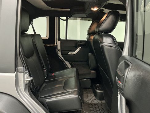 Used 2017 Jeep Wrangler Unlimited Rubicon AWD/4WD image 28