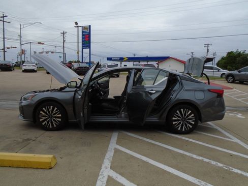 Used 2024 Nissan Altima 2.5 SV FWD image 25