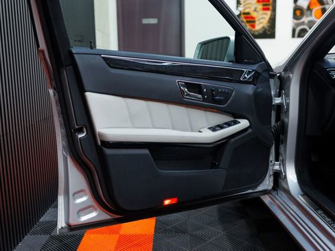 Used 2010 Mercedes-Benz E 550 4MATIC Sedan image 28