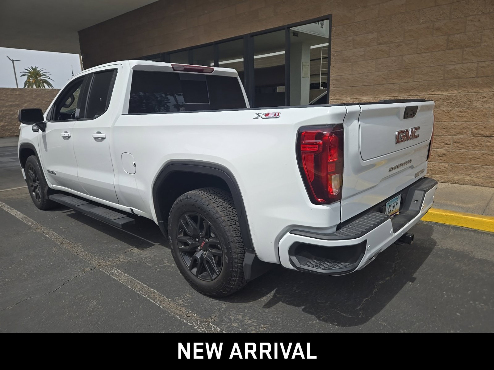 Used 2022 GMC Sierra 1500 Elevation w/ Preferred Package AWD/4WD image 5