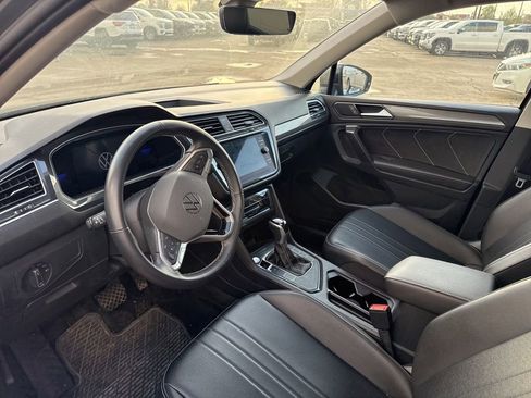 Used 2024 Volkswagen Tiguan SE image 11