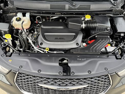 Used 2023 Chrysler Pacifica Touring-L image 32