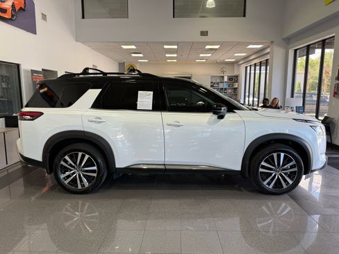 Used 2025 Nissan Pathfinder Platinum image 5