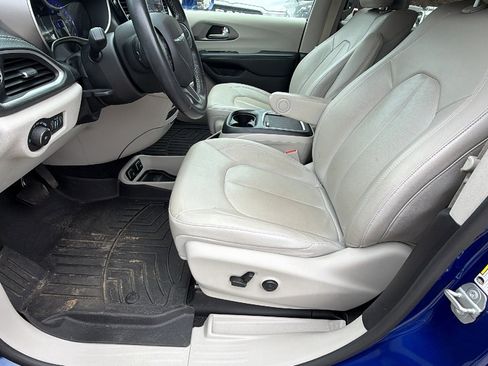 Used 2021 Chrysler Pacifica Touring-L w/ Uconnect Theater Family Group image 16