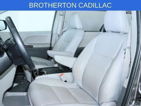 Used 2020 Toyota Sienna XLE w/ XLE Navigation Package FWD image 23