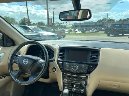 Used 2017 Nissan Pathfinder SV FWD image 12