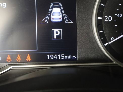 Used 2024 Nissan Versa SV w/ Trunk Package image 33