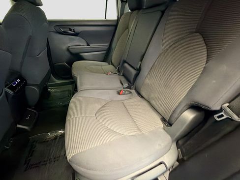 Used 2024 Toyota Highlander LE FWD image 16