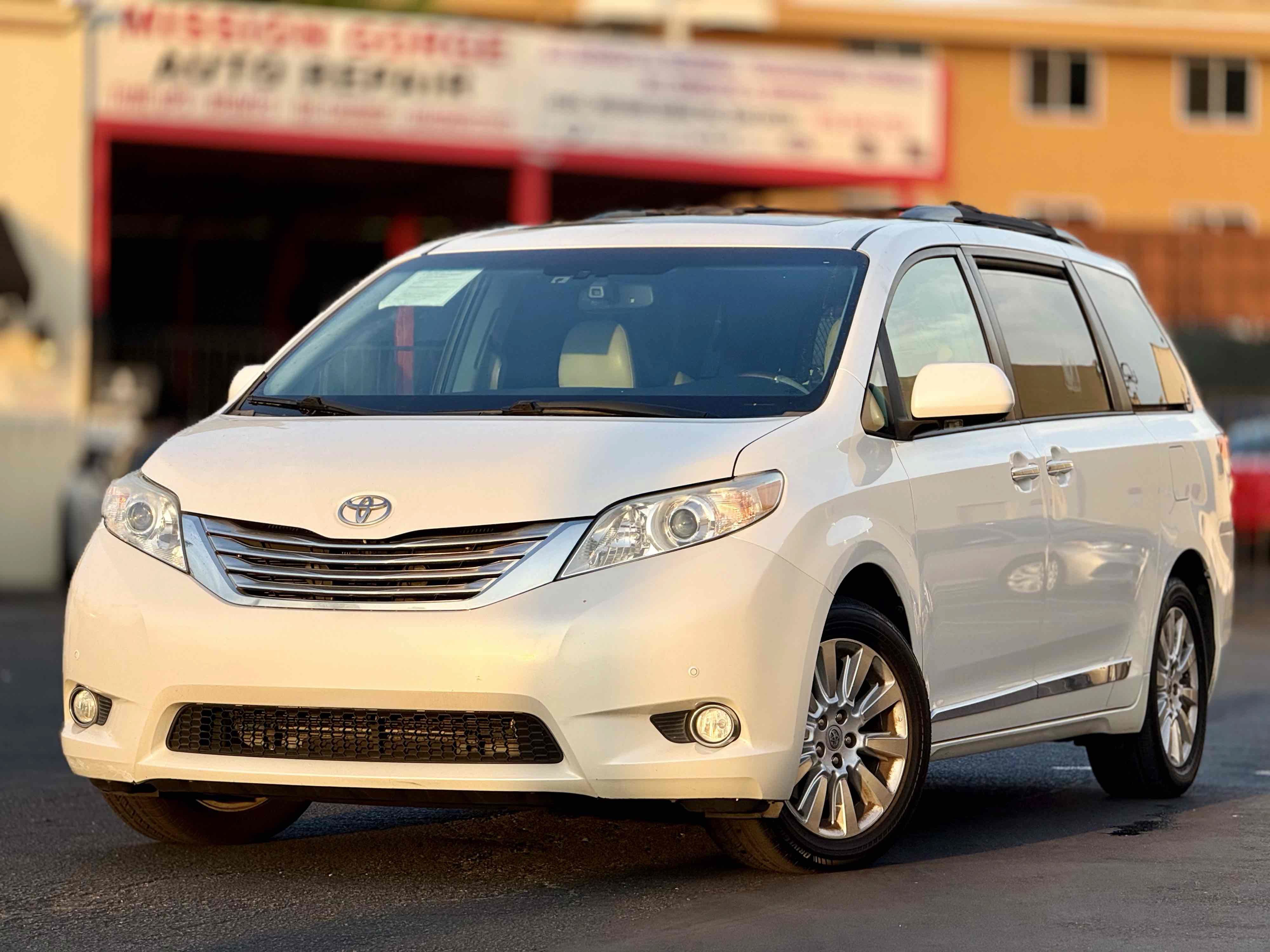 Used 2012 Toyota Sienna Limited w/ Premium Pkg AWD/4WD image 1