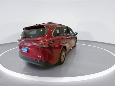 Used 2021 Toyota Sienna XLE FWD image 8