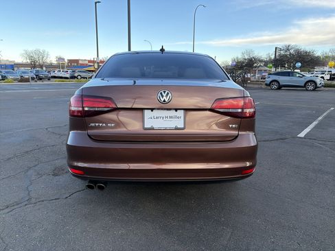 Used 2017 Volkswagen Jetta SE image 4