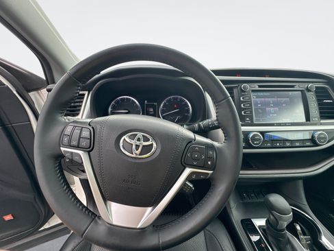 Used 2019 Toyota Highlander Limited FWD image 16