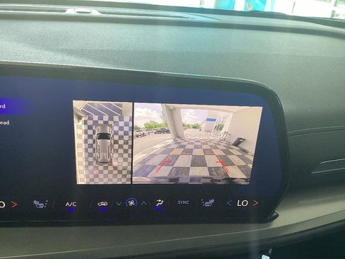 Used 2024 Chevrolet Traverse LT FWD image 16