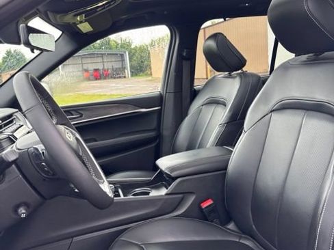 Used 2025 Jeep Grand Cherokee Limited w/ Luxury Tech Group II AWD/4WD image 7