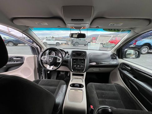 Used 2016 Dodge Grand Caravan SXT w/ UConnect Hands-Free Group image 18