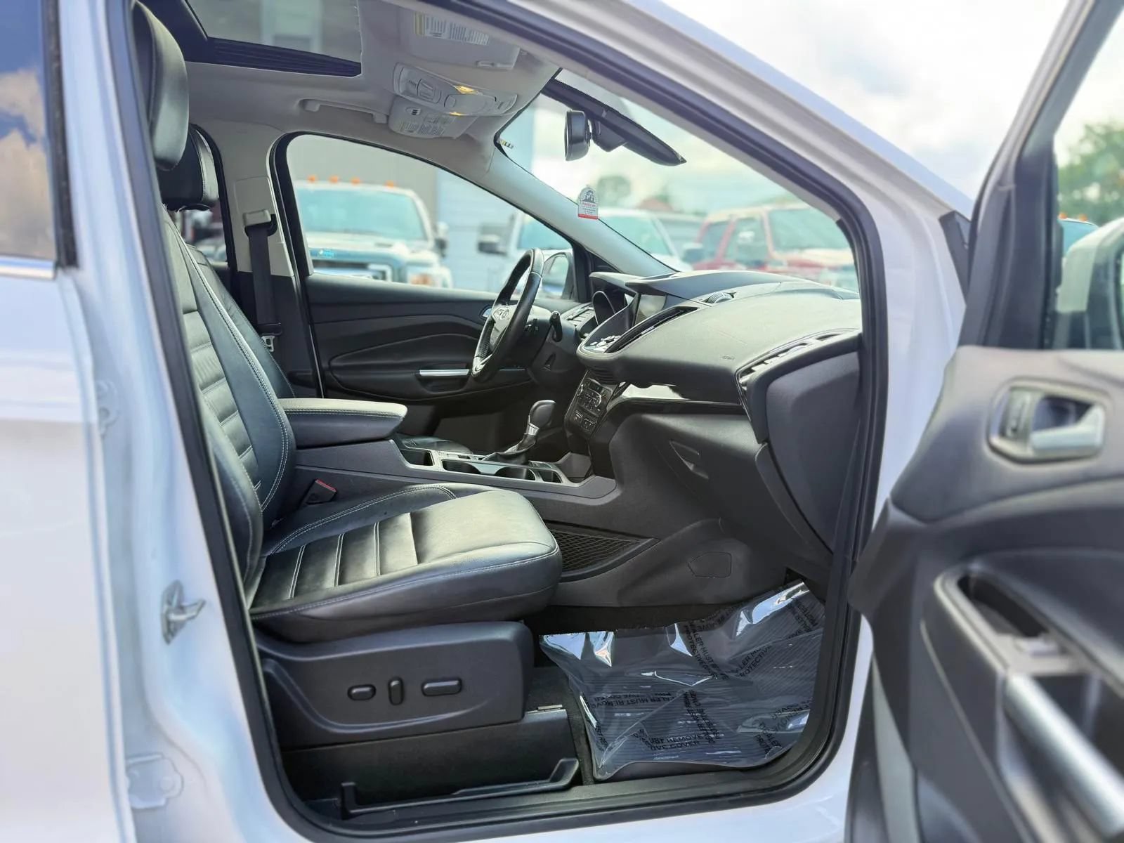 Used 2017 Ford Escape Titanium AWD/4WD image 32