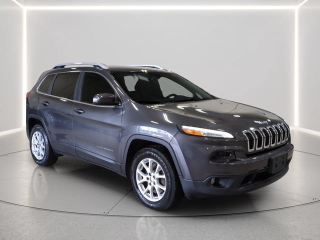 Used 2016 Jeep Cherokee Latitude w/ Cold Weather Group AWD/4WD image 8
