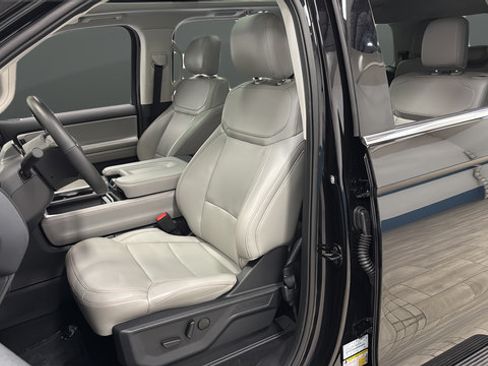 Used 2025 Ford Expedition Active AWD/4WD image 9