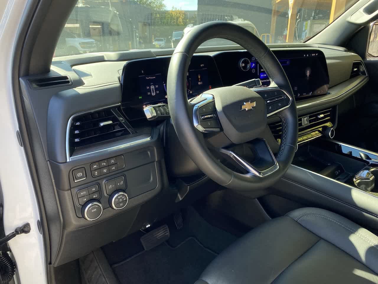 Used 2026 Chevrolet Suburban LT w/ Comfort Package AWD/4WD image 2