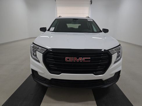 Used 2022 GMC Terrain SLE w/ Driver Convenience Package FWD image 2