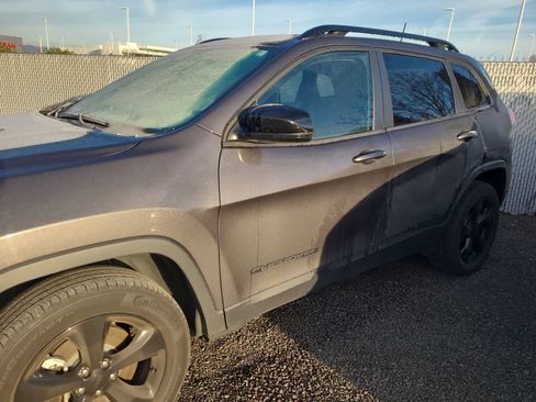 Used 2023 Jeep Cherokee Altitude Lux w/ Lux Elite Package image 2