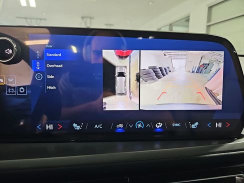 Certified 2025 Chevrolet Traverse LT w/ Driver Confidence Package image 30