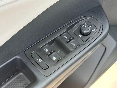 New 2026 Volkswagen Taos SE FWD image 21