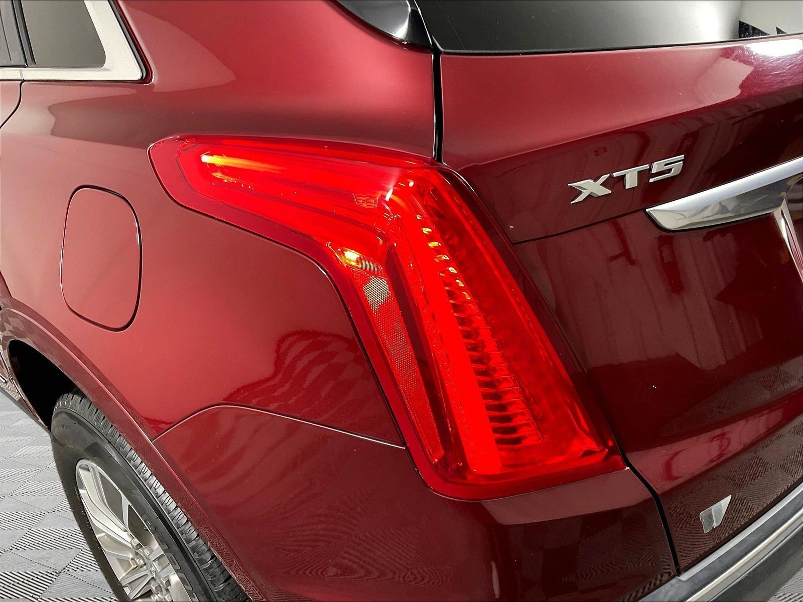 Used 2017 Cadillac XT5 Luxury w/ Driver Awareness Package FWD image 23