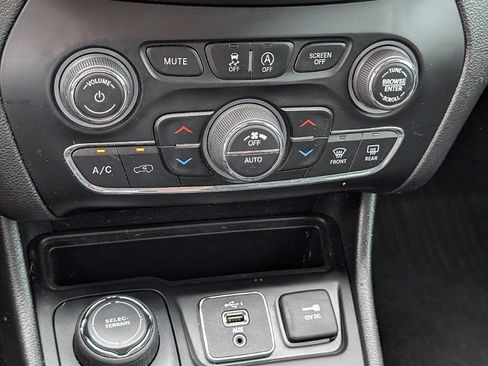 Used 2019 Jeep Cherokee Limited AWD/4WD image 31