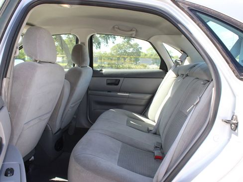 Used 2005 Ford Taurus SE FWD image 7