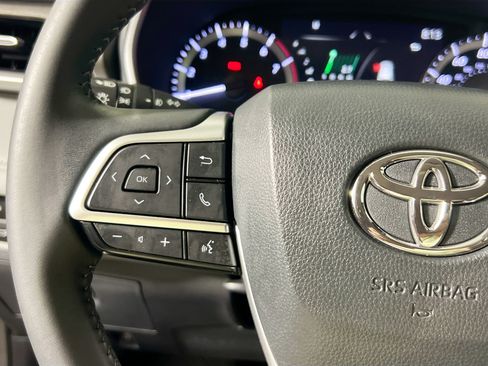 Used 2024 Toyota Highlander XLE FWD image 18
