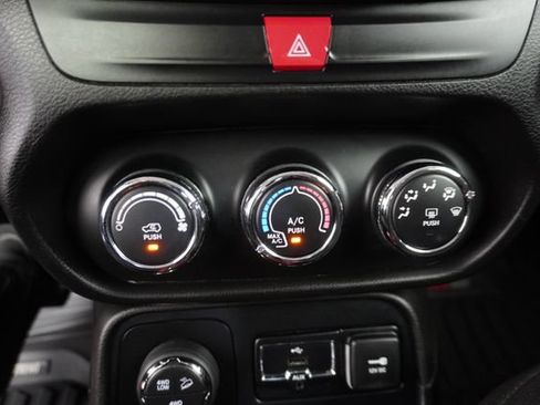 Used 2017 Jeep Renegade Trailhawk AWD/4WD image 29