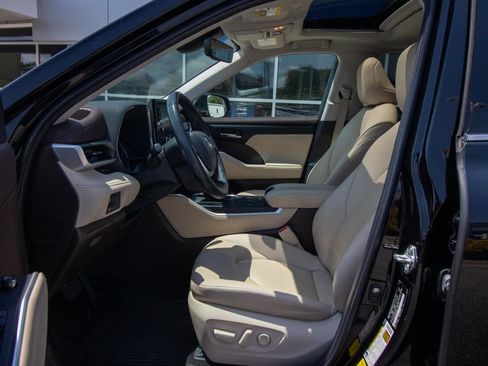 Used 2022 Toyota Highlander XLE AWD/4WD image 7