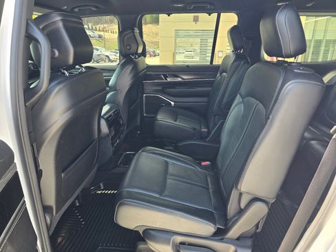 Used 2023 Jeep Wagoneer Series III w/ Convenience Group I AWD/4WD image 11