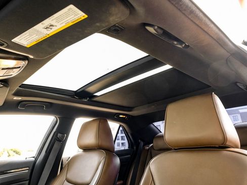 Used 2018 Chrysler 300 Limited image 6