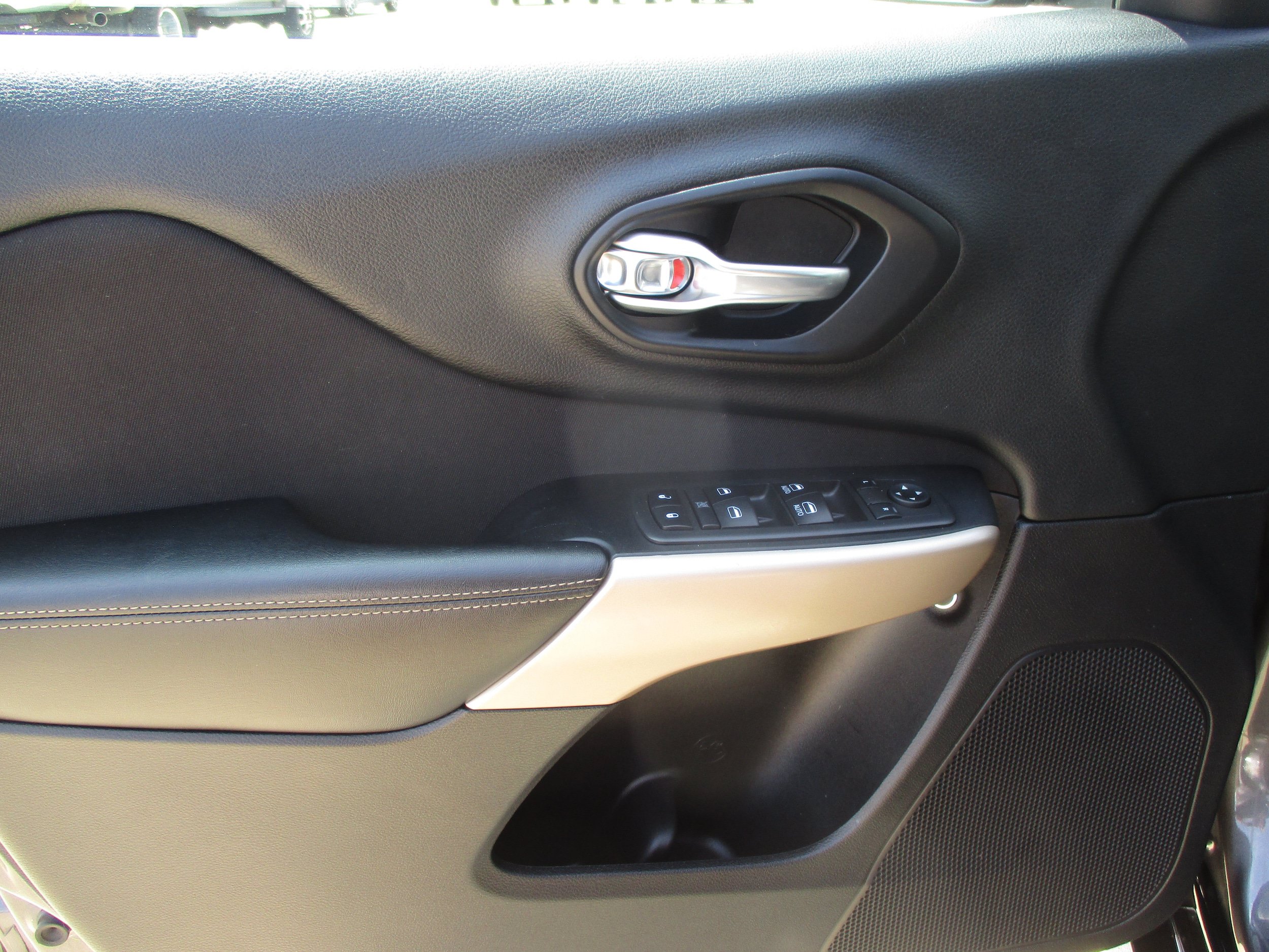 Used 2018 Jeep Cherokee Latitude FWD image 27