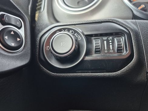 Used 2018 Jeep Wrangler Unlimited Sahara AWD/4WD image 26