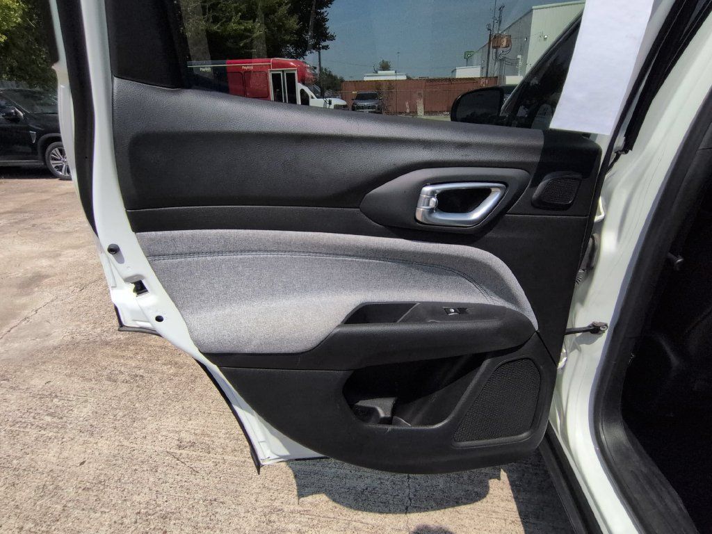 Used 2025 Jeep Compass Latitude w/ Sun & Sound Group AWD/4WD image 26