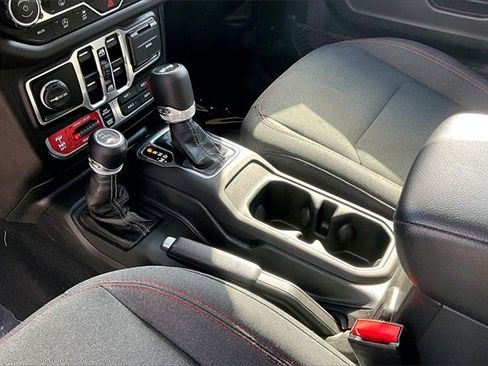 Used 2025 Jeep Wrangler Unlimited Rubicon image 17