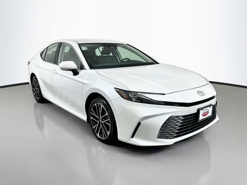 Used 2026 Toyota Camry XLE AWD/4WD image 3