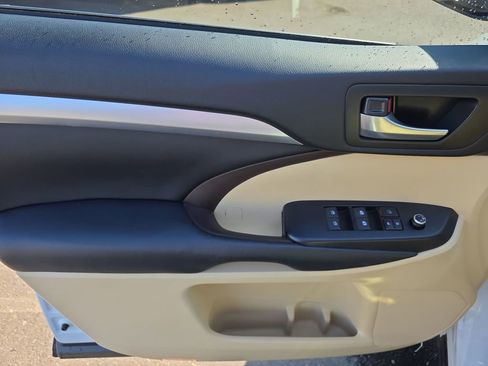 Used 2018 Toyota Highlander XLE w/ Carpet Mat Package (TMS) FWD image 17