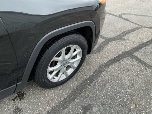 Used 2016 Jeep Cherokee Latitude w/ Cold Weather Group FWD image 17