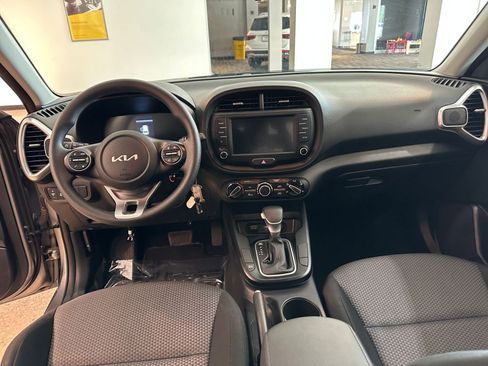 Used 2025 Kia Soul LX w/ LX Technology Package FWD image 32